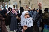  Palestinian at entrance of Al-Aqsa mosque April 20 2014 